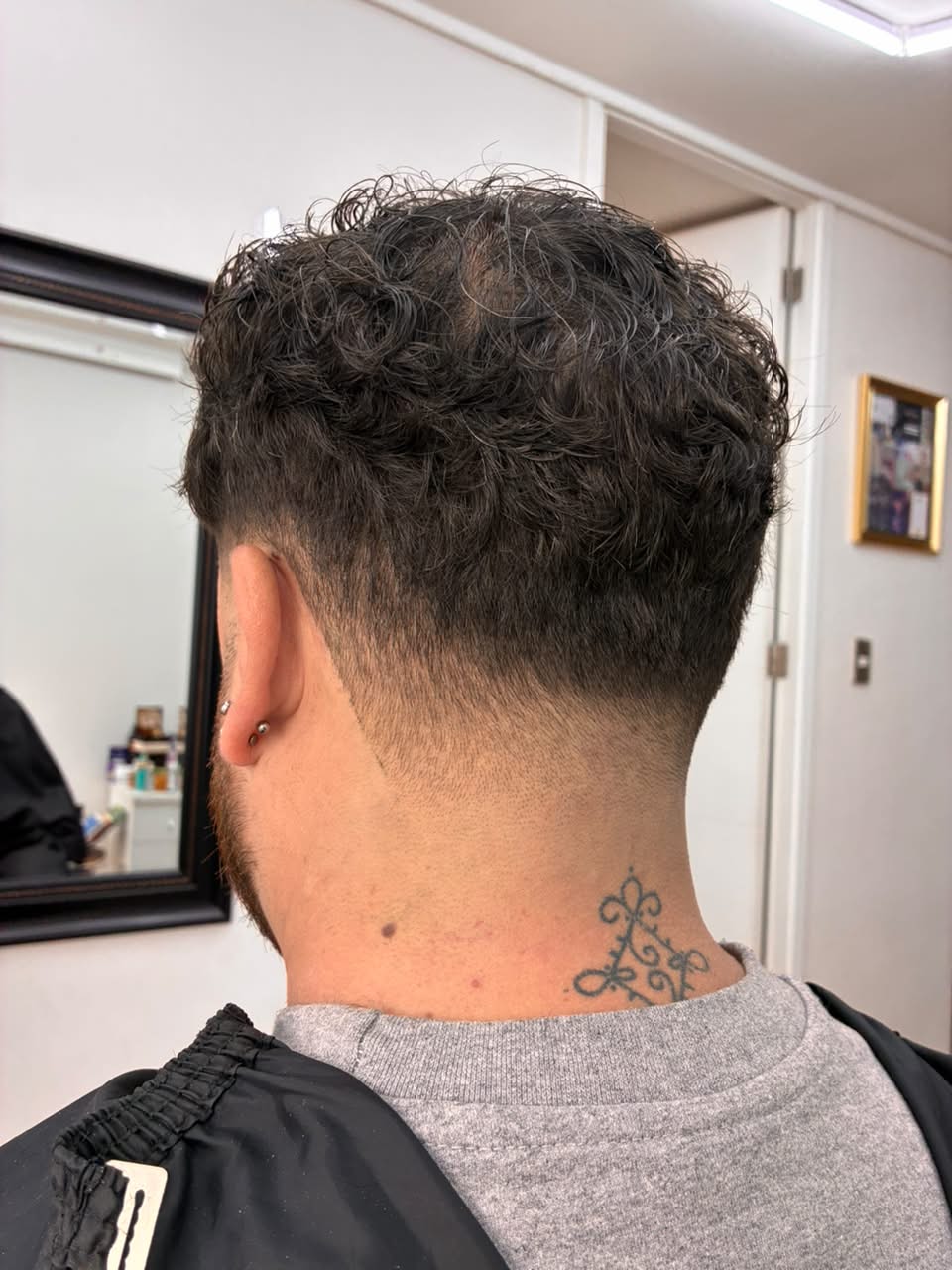 Degradado limpio, corte realizado por Charlie en su barbería